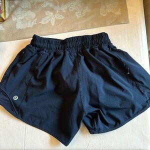 Lululemon 2 tall Hotty Hot lined low-rise navy shorts